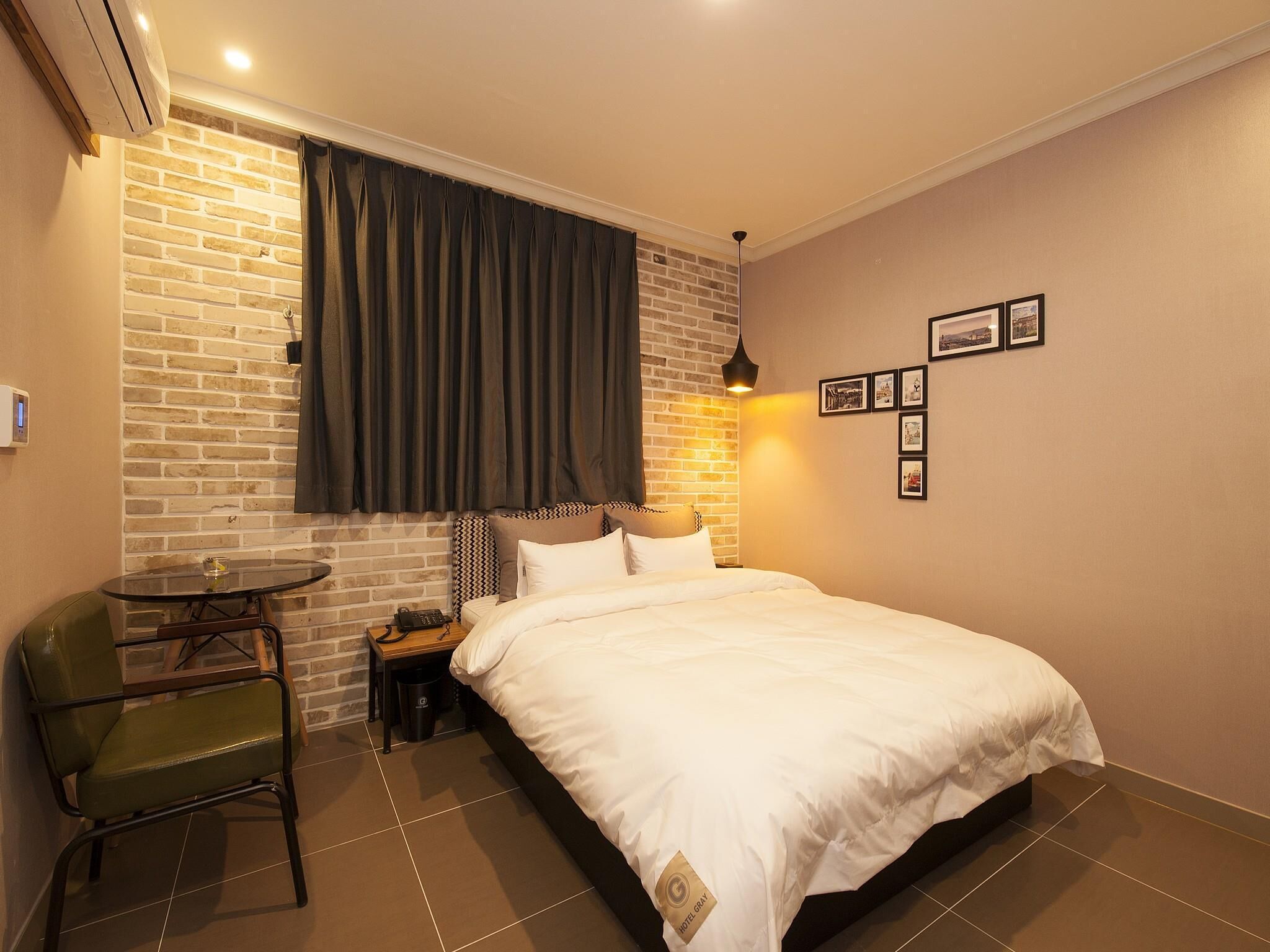 Pillowtop beds, individually decorated, desk, blackout drapes