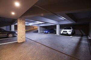 Un estacionamiento con varios niveles y un pilar de ladrillo.