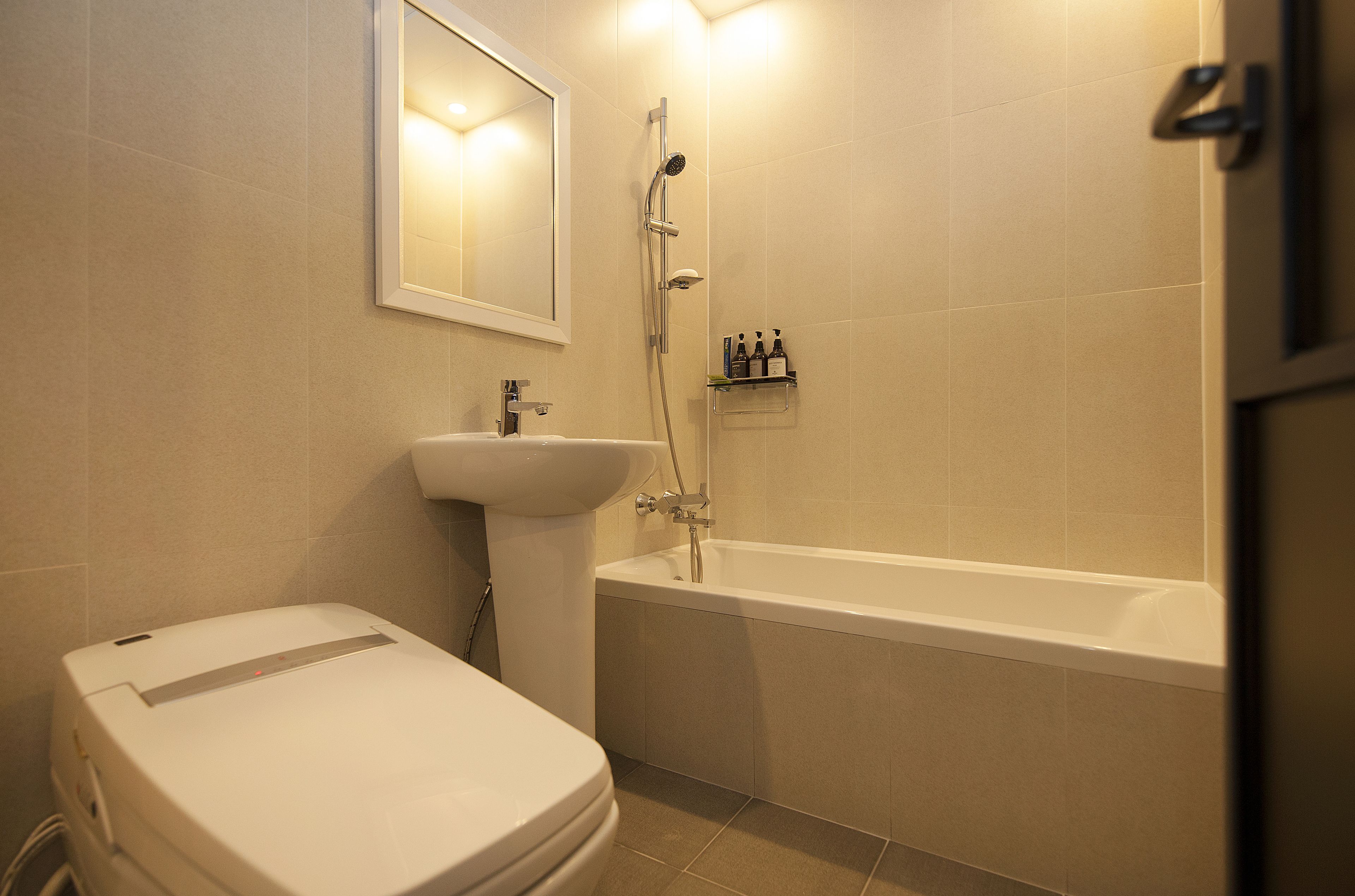 standard room, non smoking | bathroom | deep-soaking bathtub, free toiletries, hair dryer, bathrobes