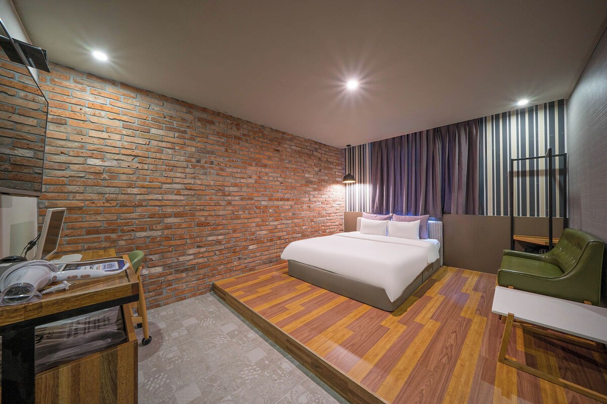 Colchones con pillow-top, escritorio y cortinas blackout