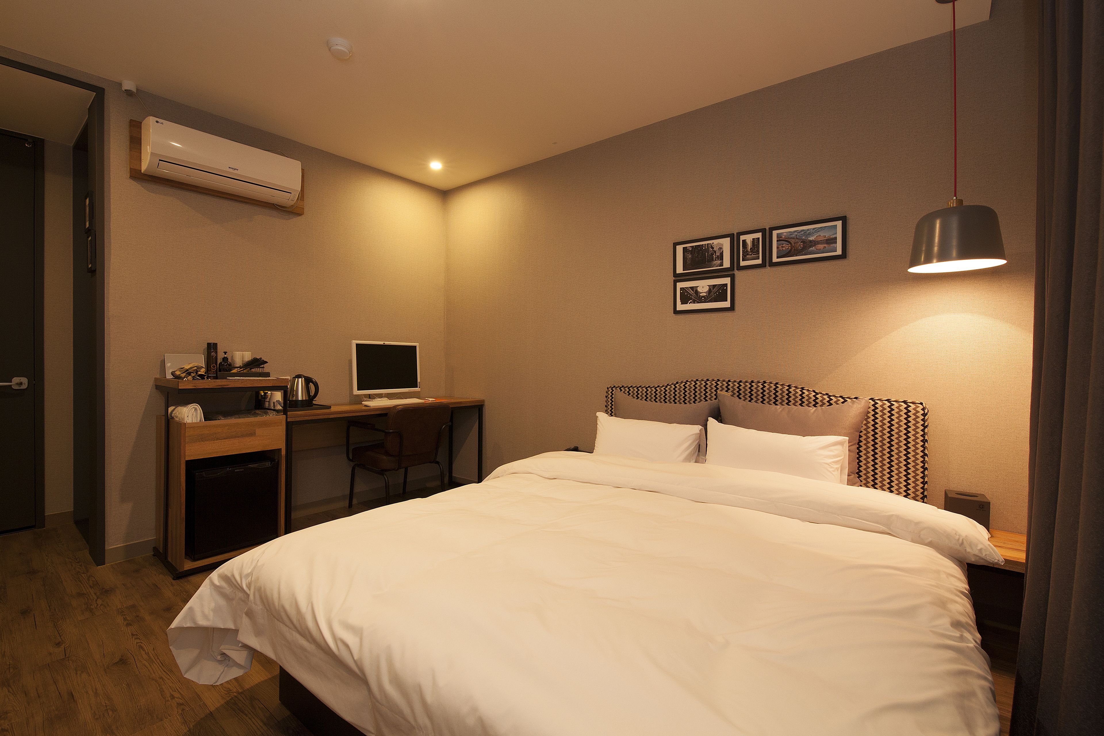 standard room, non smoking | pillow-top beds, individually decorated, desk, blackout curtains