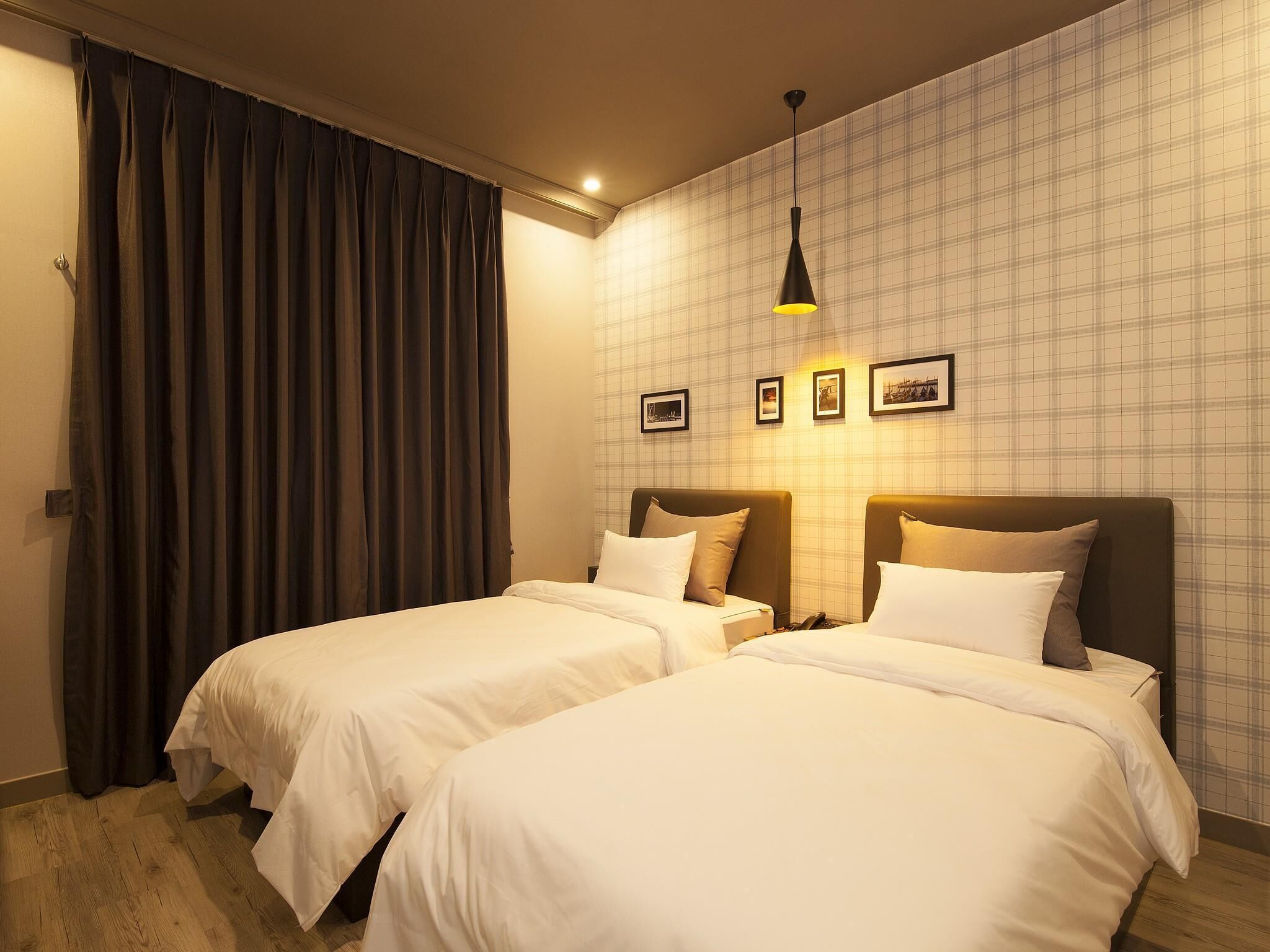 Pillowtop beds, individually decorated, desk, blackout drapes