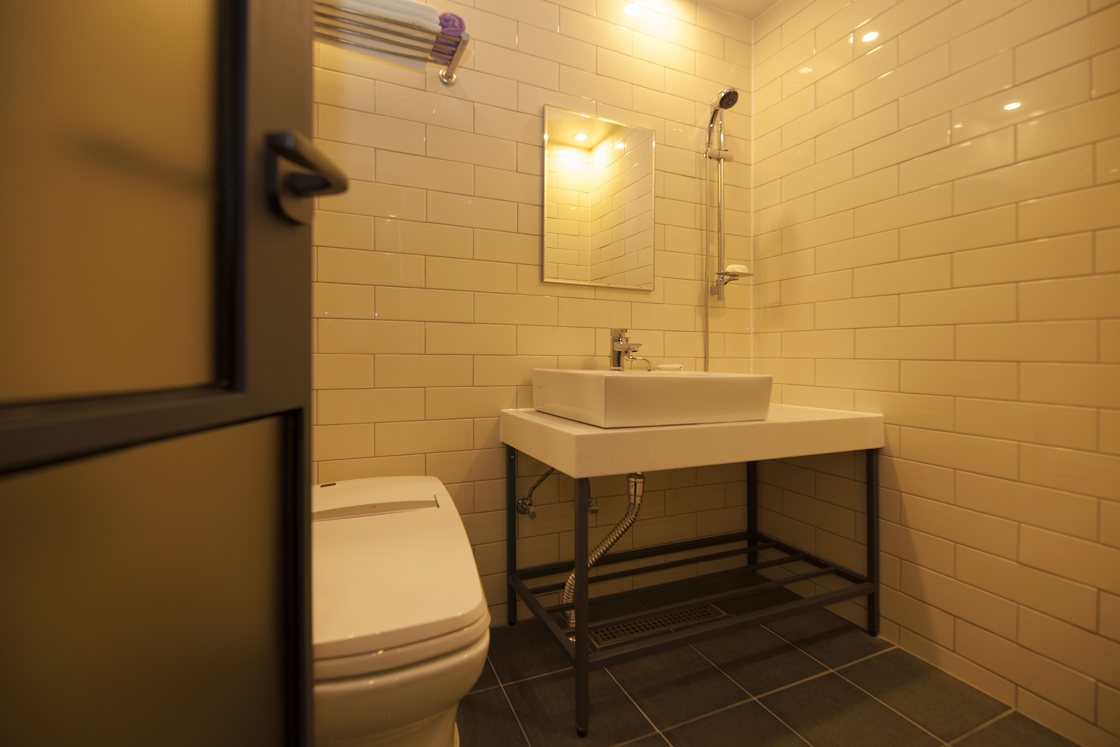 standard room, non smoking | bathroom | deep-soaking bathtub, free toiletries, hair dryer, bathrobes