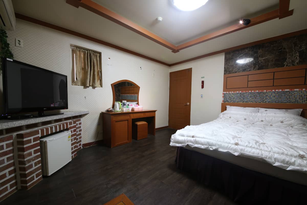 Standard szoba (With 1Bed) | Prémium ágynemű, íróasztal és ingyenes wifi
