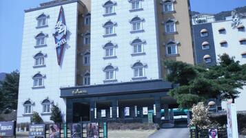 Un hôtel doté d’une façade moderne, de nombreuses fenêtres et d’une enseigne bien visible.