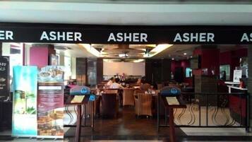 Breakfast, lunch, dinner served; American cuisine