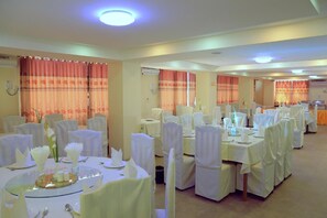 Breakfast, lunch, dinner served; international cuisine 