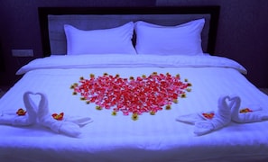 Minibar, in-room safe, desk, blackout drapes - King & Queen Hotel (Monywa)