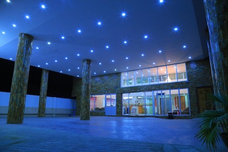 Exterior. King & Queen Hotel