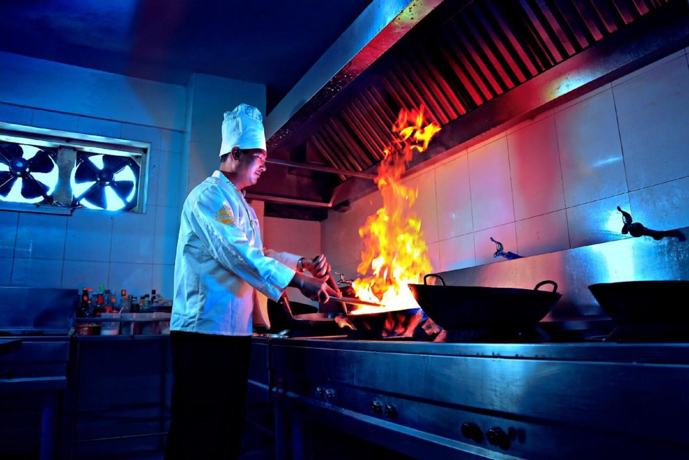 Breakfast, lunch, dinner served; international cuisine 