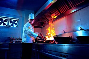 Café da manhã, almoço e jantar; culinária internacional