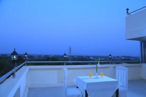 Breakfast, lunch, dinner served; international cuisine 