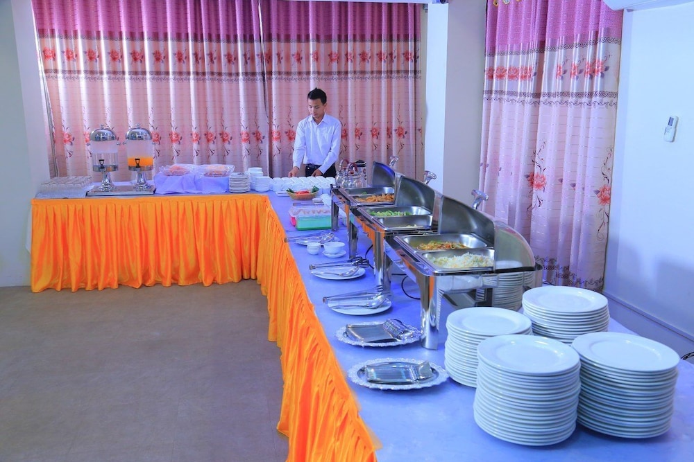 King & Queen Hotel by null