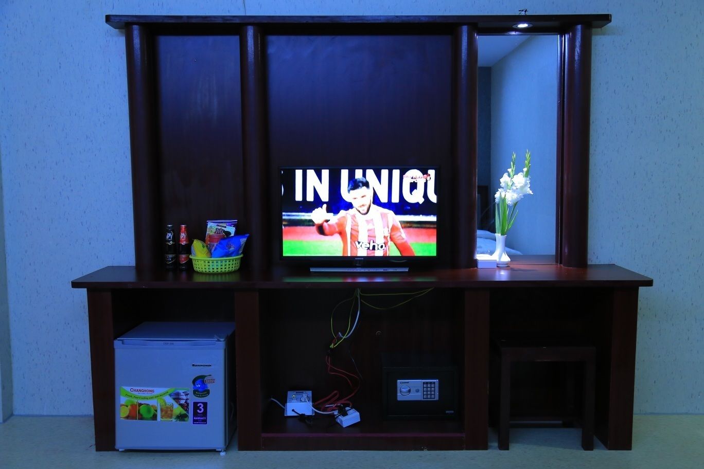 breakfast, lunch, dinner served; international cuisine