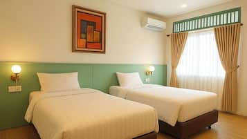 Deluxe Twin Room | Desk, blackout curtains