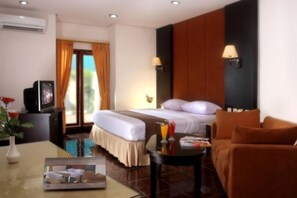 Desk, blackout drapes - d'Arcici Plumpang (Jakarta)