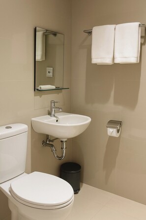 Dusj, toalettartikler (inkludert), tøfler og håndklær