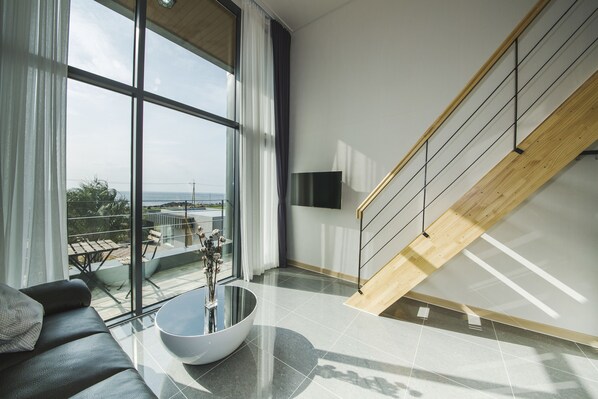 Sky Ocean | Premium bedding, individually decorated, desk, blackout drapes - J Raum (Seogwipo)