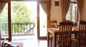 Family Apartment, 1 Bedroom, Non Smoking, Garden View | In-room dining