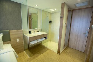 Shower, free toiletries, hair dryer, slippers - Avanti Hotel (Ho Chi Minh City)