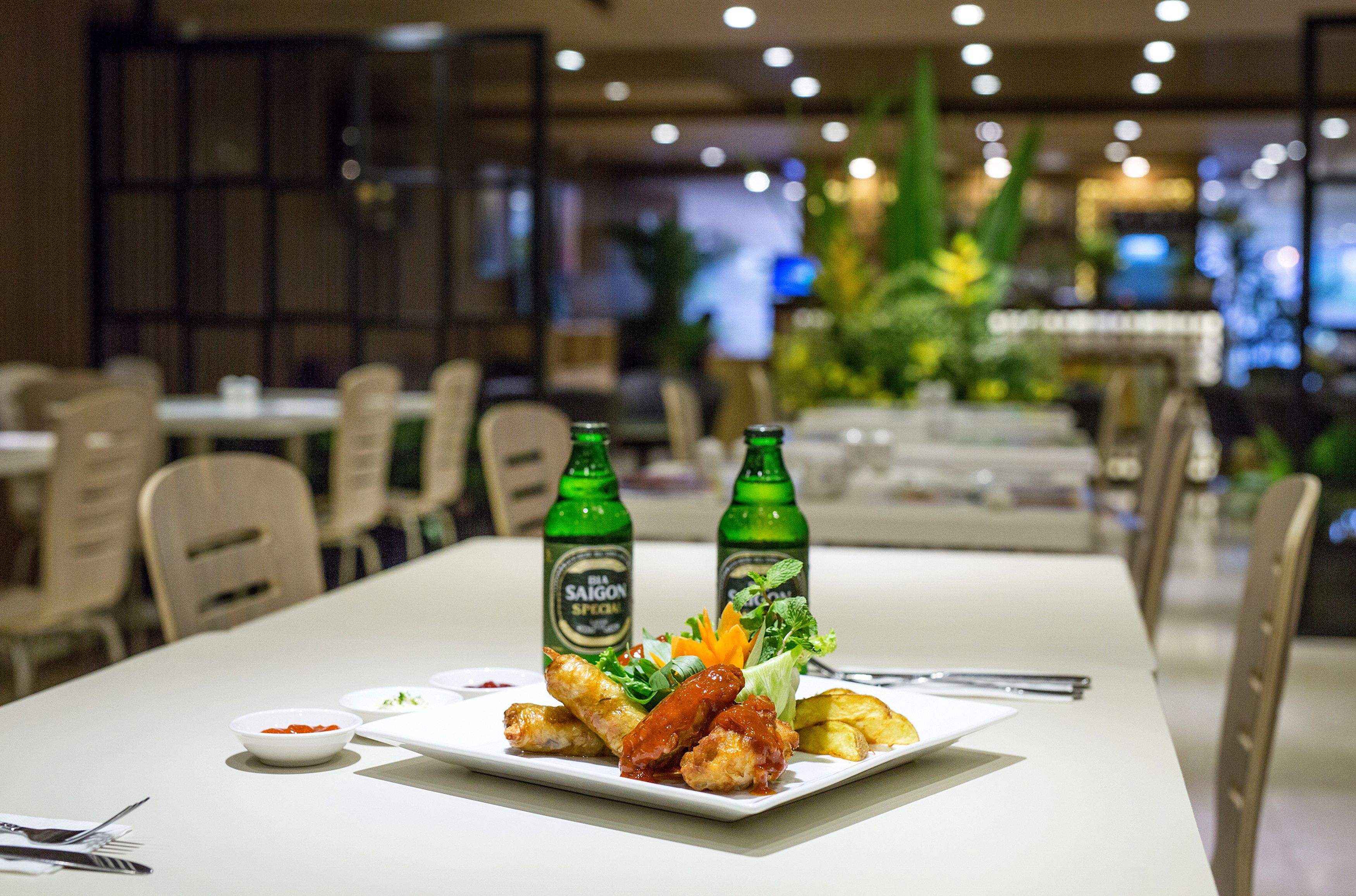 breakfast, lunch, dinner served; international cuisine