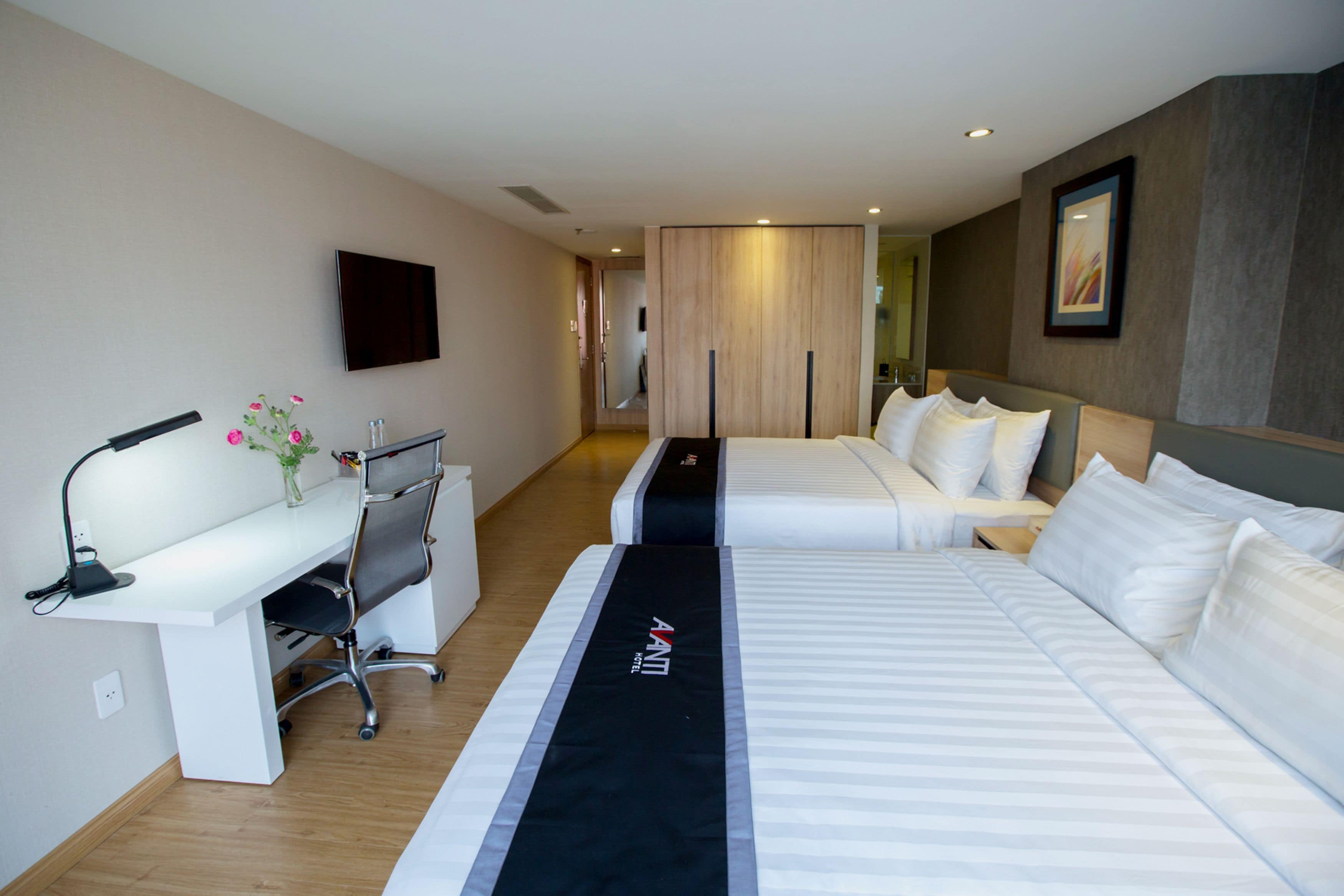 avanti family room  | minibar, in-room safe, desk, blackout curtains