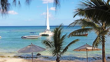 Plage, chaises longues, plongée sous-marine, snorkeling