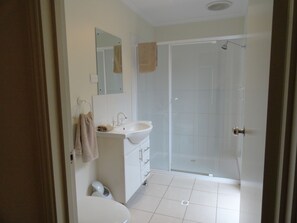 Villa, 3 Bedrooms | Bathroom | Separate bathtub and shower, hair dryer - Kangaroo Island Bayview Villas (Kingscote)