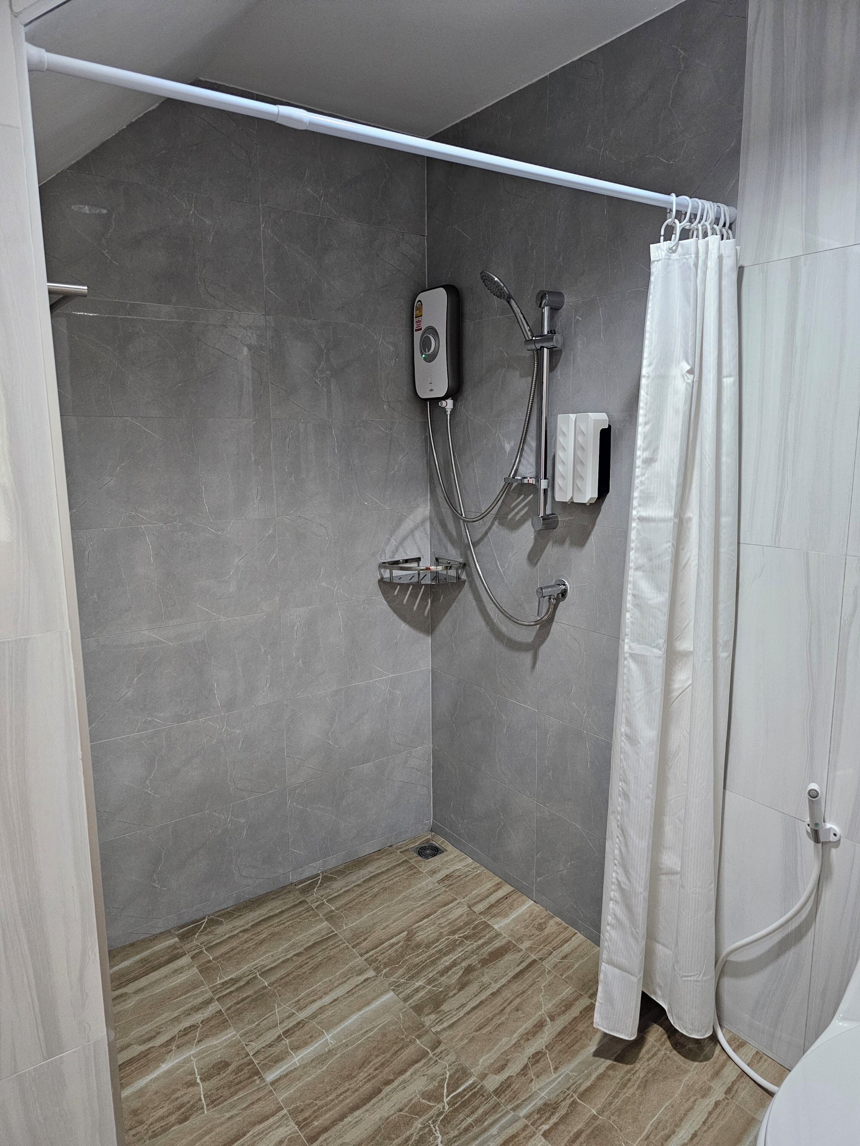 standard room | bathroom | free toiletries, hair dryer, towels, soap