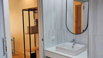 Chambre Standard | Salle de bain | Articles de toilette gratuits, sèche-cheveux, serviettes fournies, savon