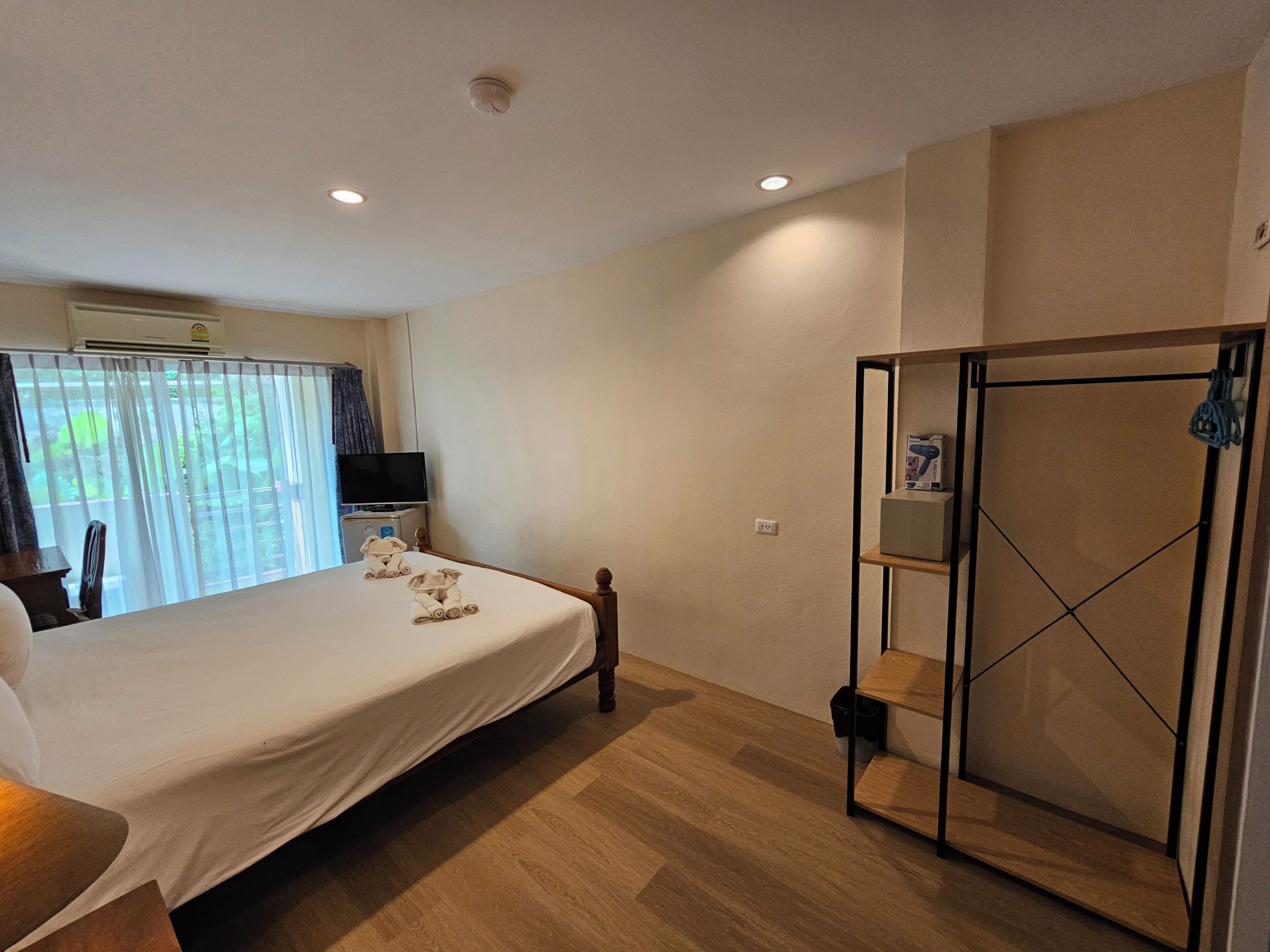 standard room | 1 bedroom, in-room safe, desk, blackout curtains