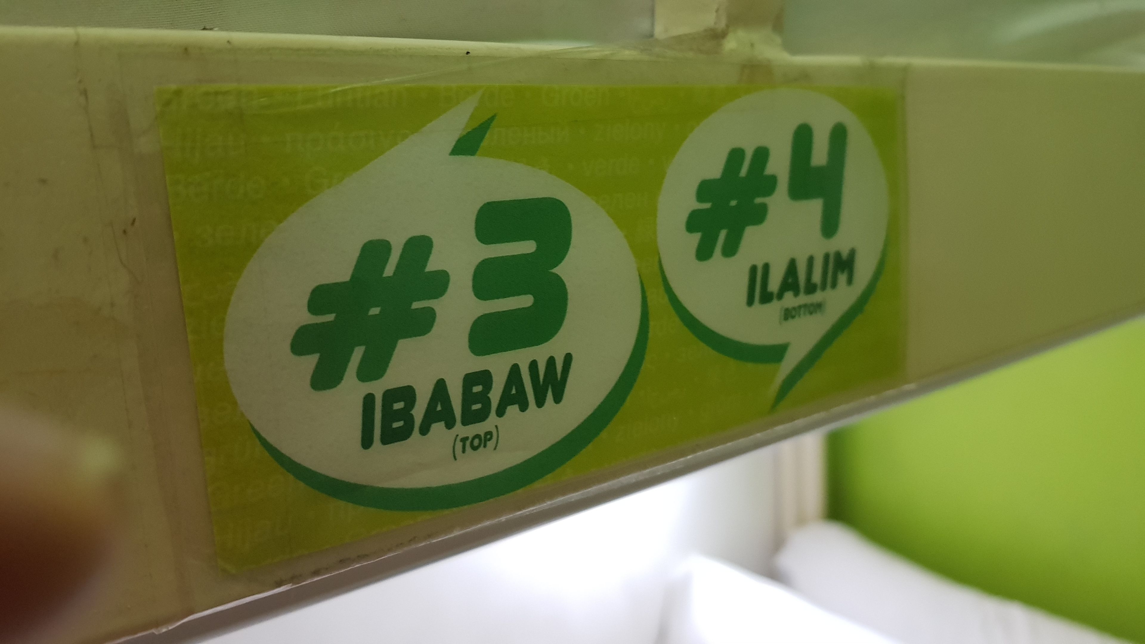 Un letrero con los números #3 y #4, y las palabras IBABAW e ILAIM.