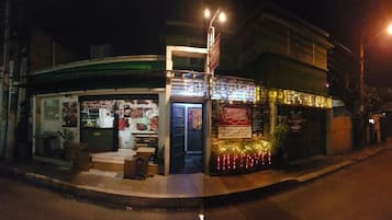 Depan hartanah - siang/malam