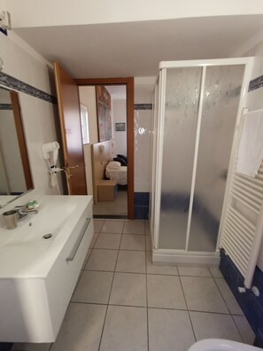 Kahden hengen deluxe-huone | Kylpyhuone | Suihku, ilmaiset hygieniatuotteet, hiustenkuivaaja, bidee