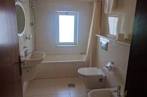 Bathtub, deep soaking tub, free toiletries, hair dryer