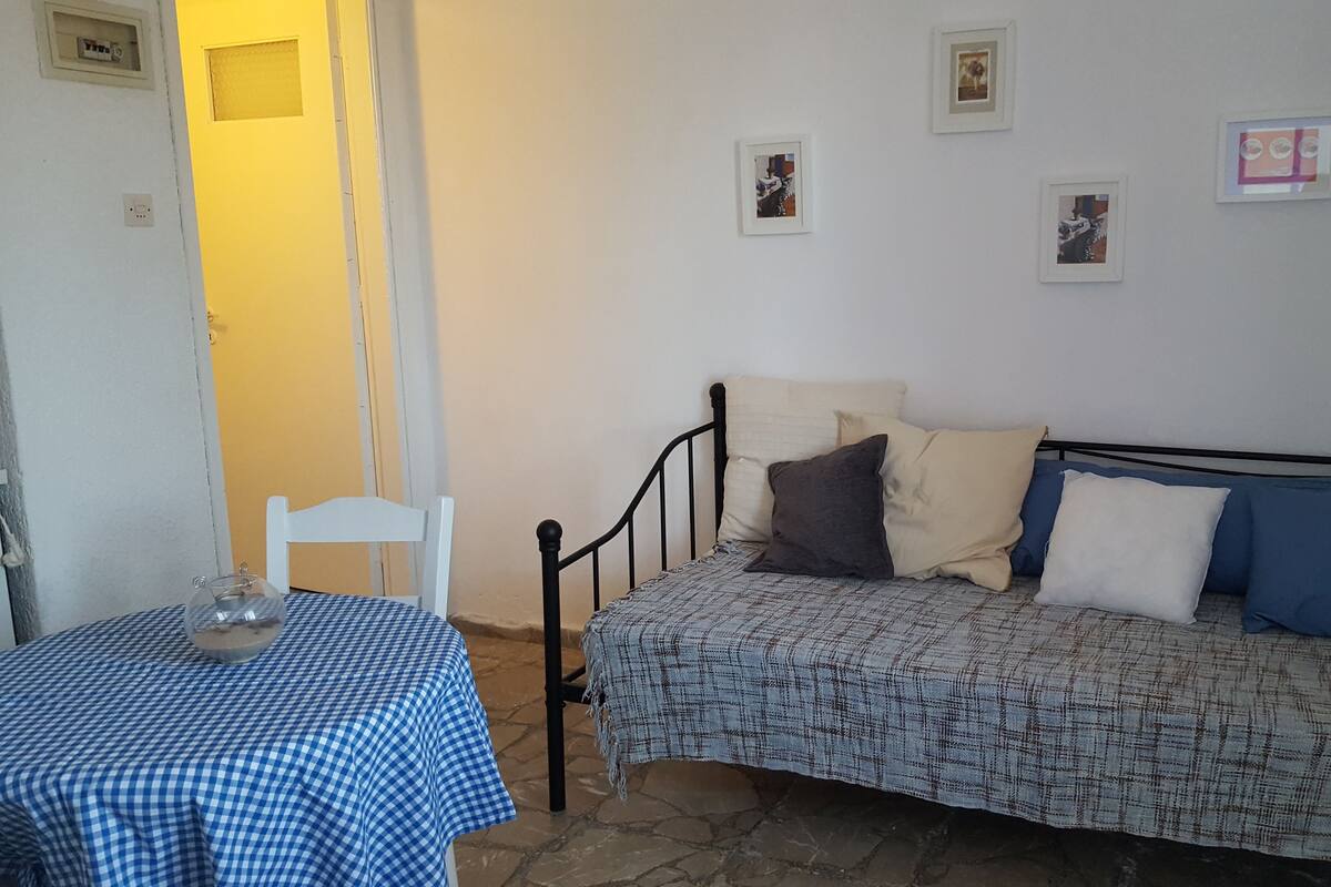 Apartamento económico, 1 habitación, vistas al jardín, planta baja | Sala de estar | Una televisión