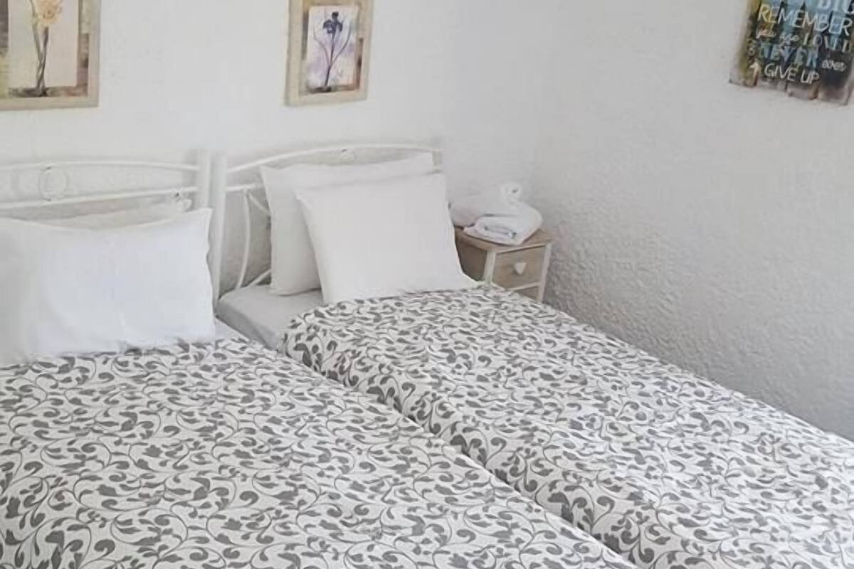 Habitación triple, vistas al mar | 1 dormitorio, tabla de planchar con plancha, wifi gratis