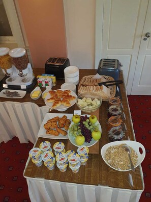 Petit déjeuner complet compris tous les jours