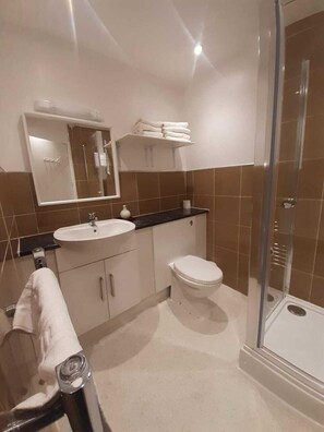 Habitación familiar, 3 habitaciones | Baño | Regadera, amenidades de baño gratuitas, secadora de cabello, toallas 