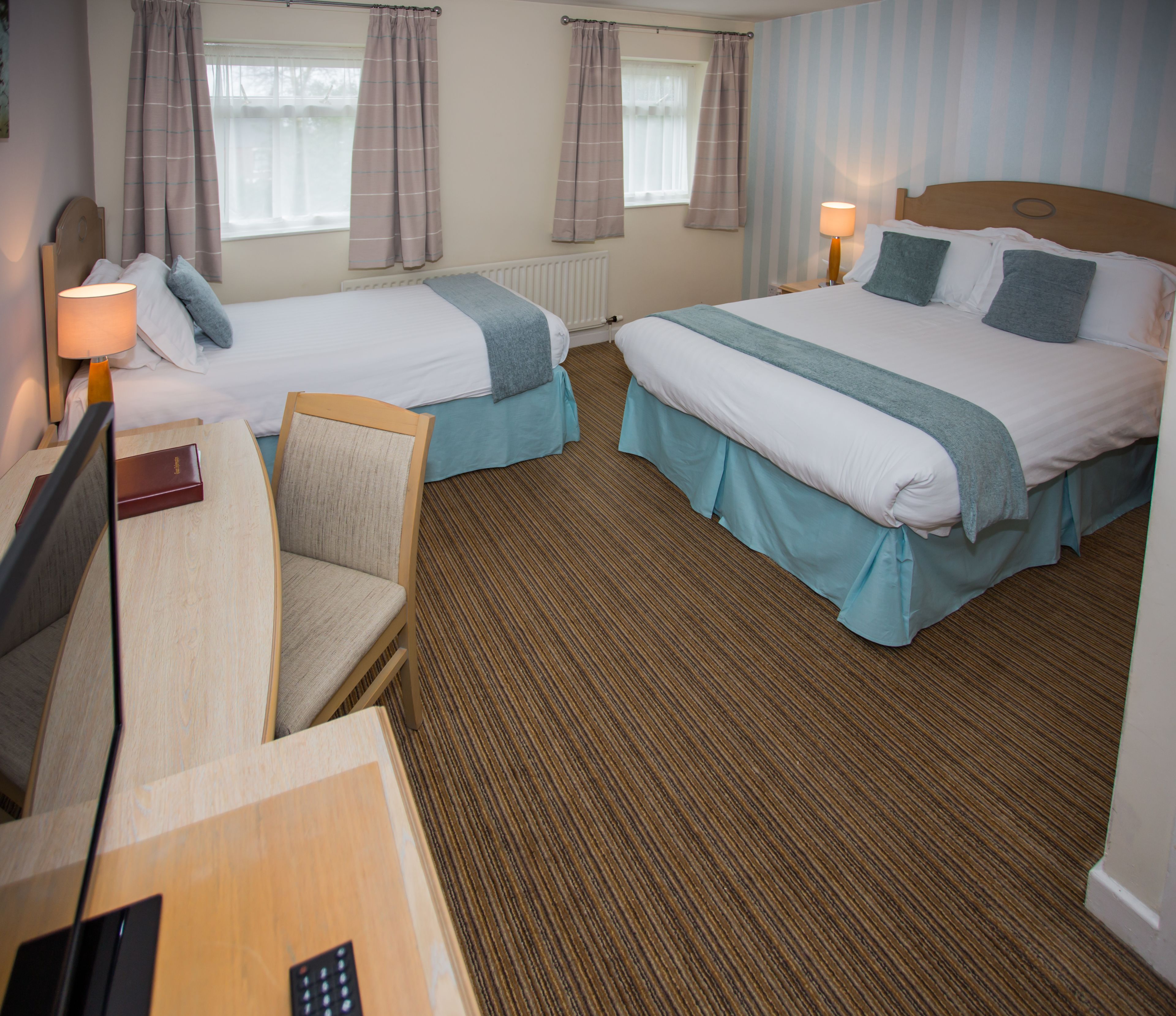 Familjerum | Skrivbord, strykjärn/strykbräda, gratis wi-fi och sängkläder