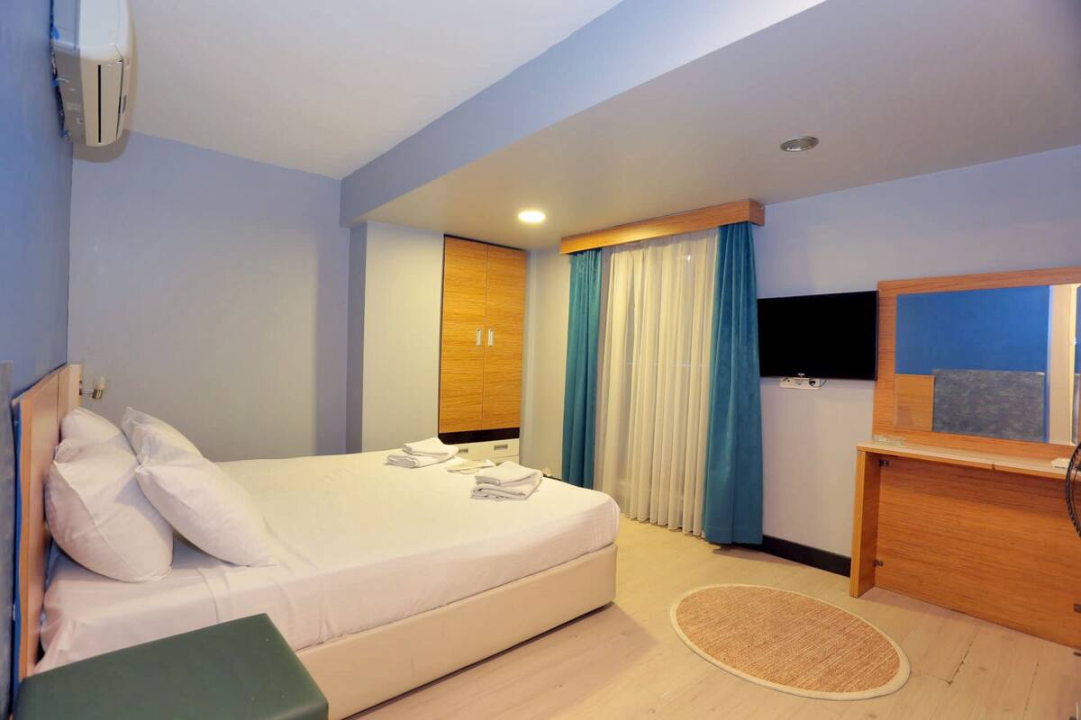Comfort Room, 1 Bedroom | Premium bedding, Select Comfort beds, minibar, desk