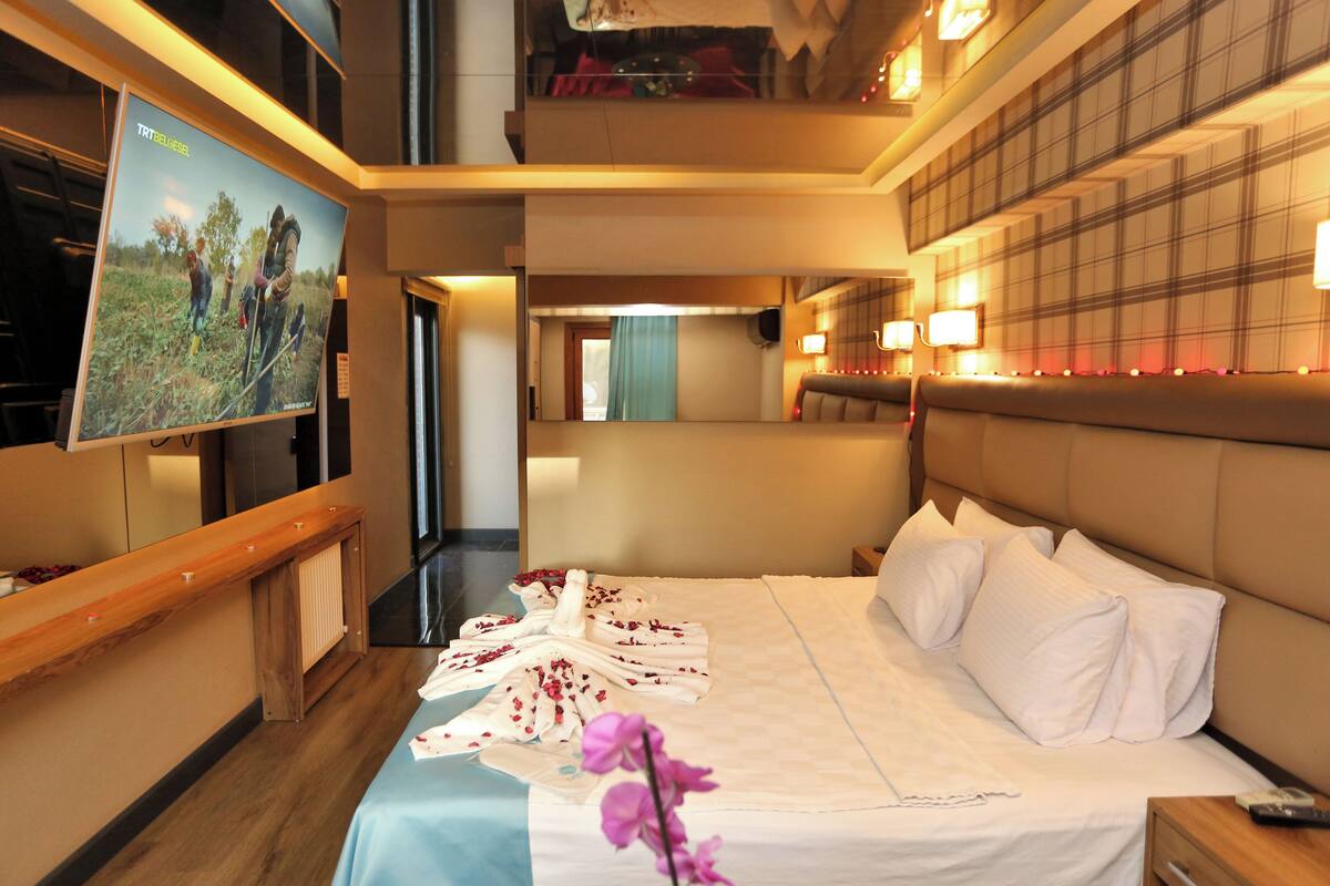 Romantic Room | Premium bedding, Select Comfort beds, minibar, desk