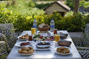 Daily continental breakfast (EUR 5 per person)