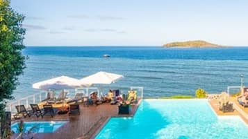 Piscine extérieure, parasols de plage, chaises longues