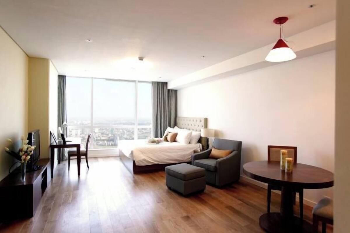 Luxe beddengoed, een kluis op de kamer, een bureau