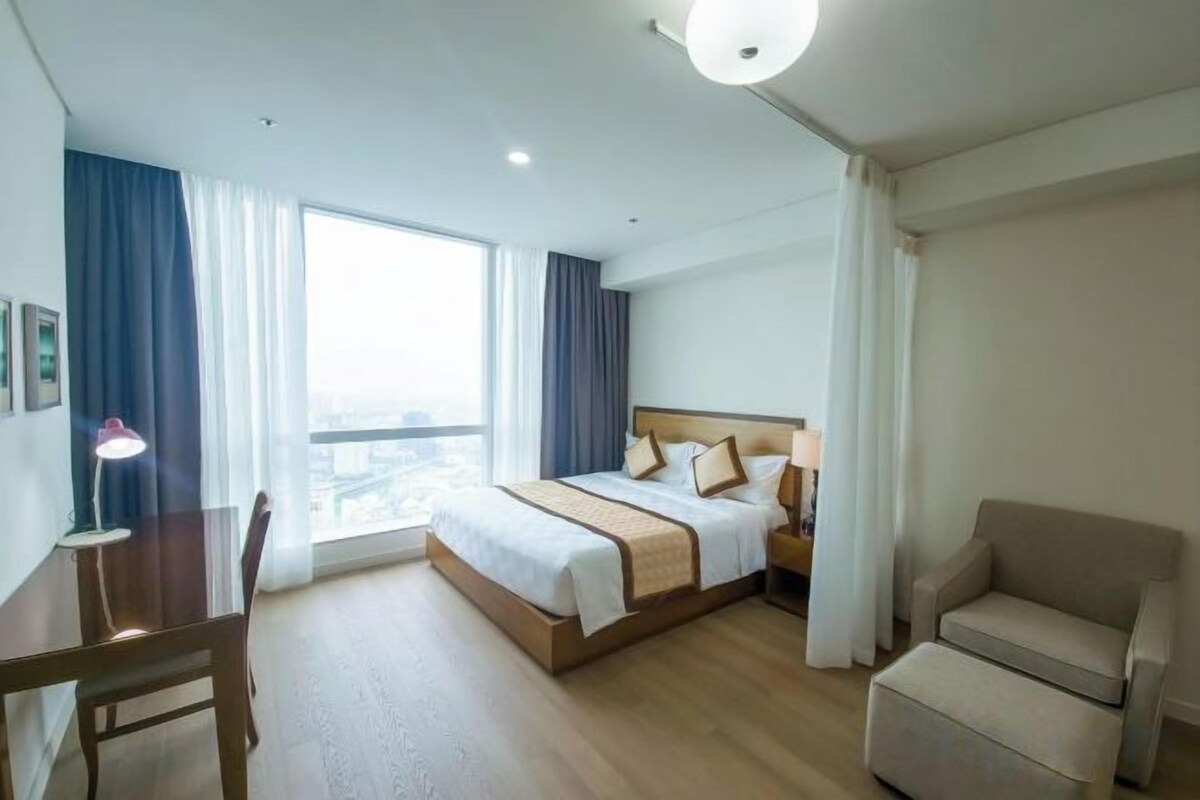 Bộ đồ giường cao cấp, két bảo mật tại phòng, bàn, màn/rèm cản sáng 