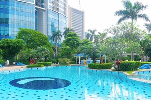 2 piscinas al aire libre, sombrillas