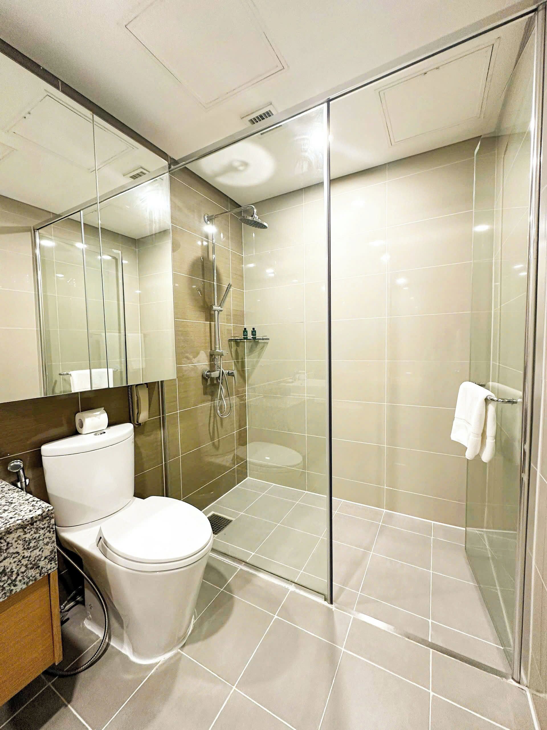 Deluxe Room | Bathroom | Separate bathtub and shower, rainfall showerhead, free toiletries