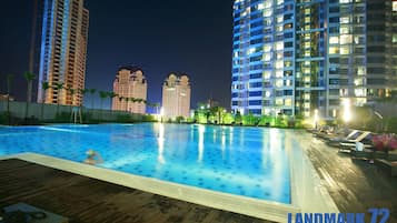 2 piscinas externas, guarda-sóis