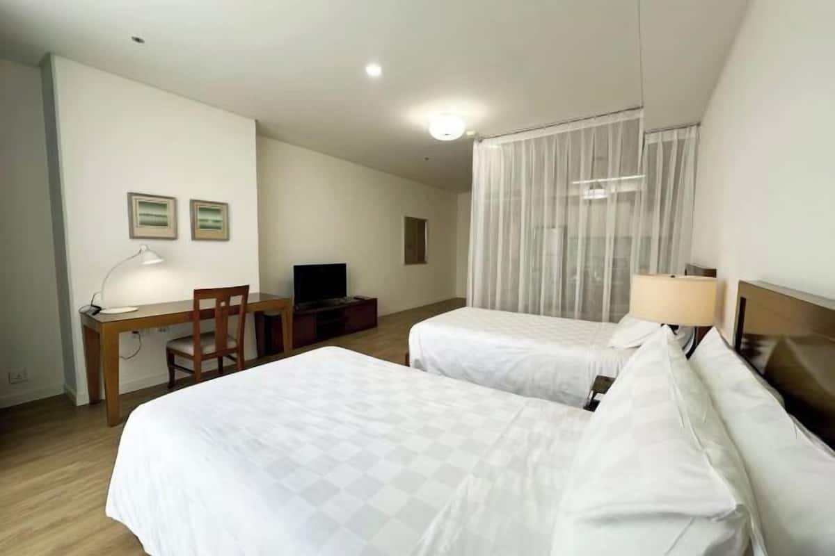 Premium bedding, in-room safe, individually decorated